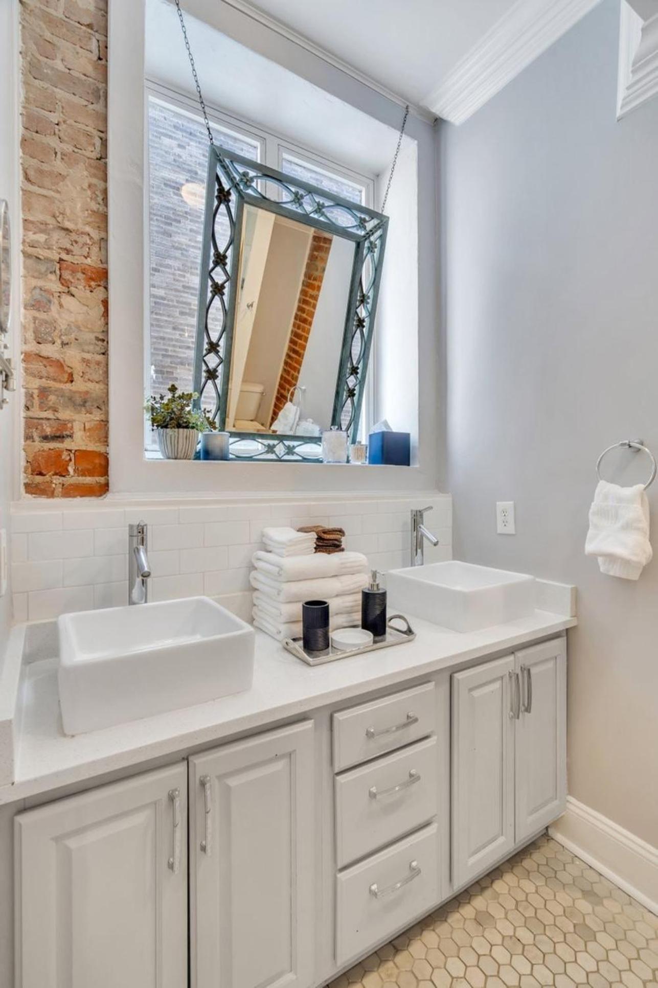 Historic 2br Condo, Walk To Fq & Dining Spots Holiday home New Orleans